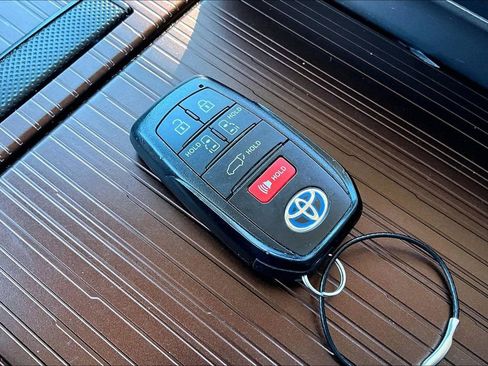 Used 2024 Toyota Sienna XLE image 36