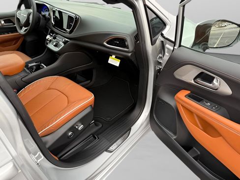 New 2026 Chrysler Pacifica Pinnacle w/ Trailer Tow Group image 18
