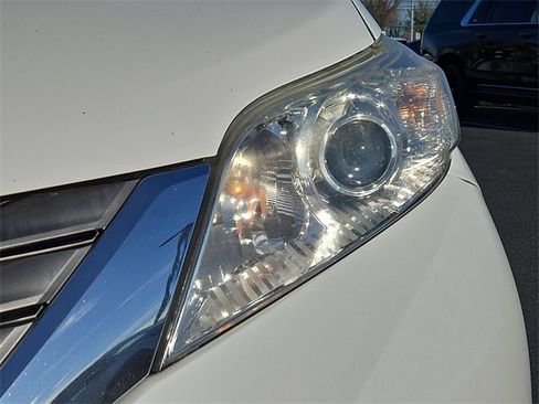 Used 2014 Toyota Sienna Limited image 9