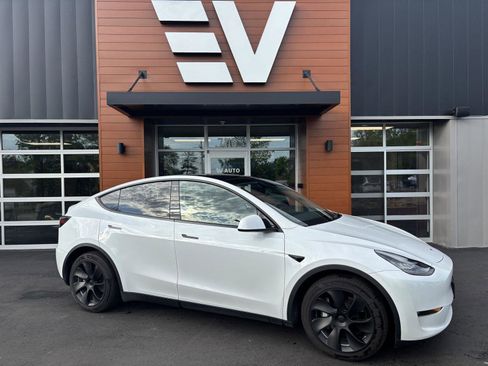 Used 2021 Tesla Model Y Long Range image 1