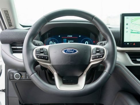 Used 2025 Ford Explorer Active AWD/4WD image 15