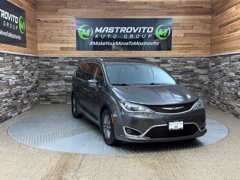 Used 2019 Chrysler Pacifica Touring-L Plus image 2
