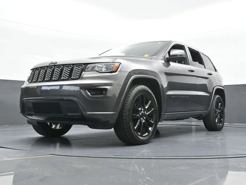 Used 2019 Jeep Grand Cherokee Altitude image 48