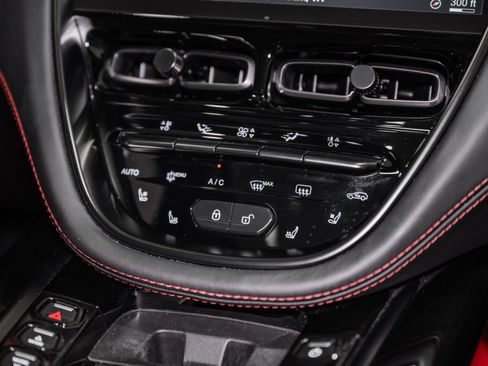 Used 2021 Aston Martin DBX AWD/4WD image 33