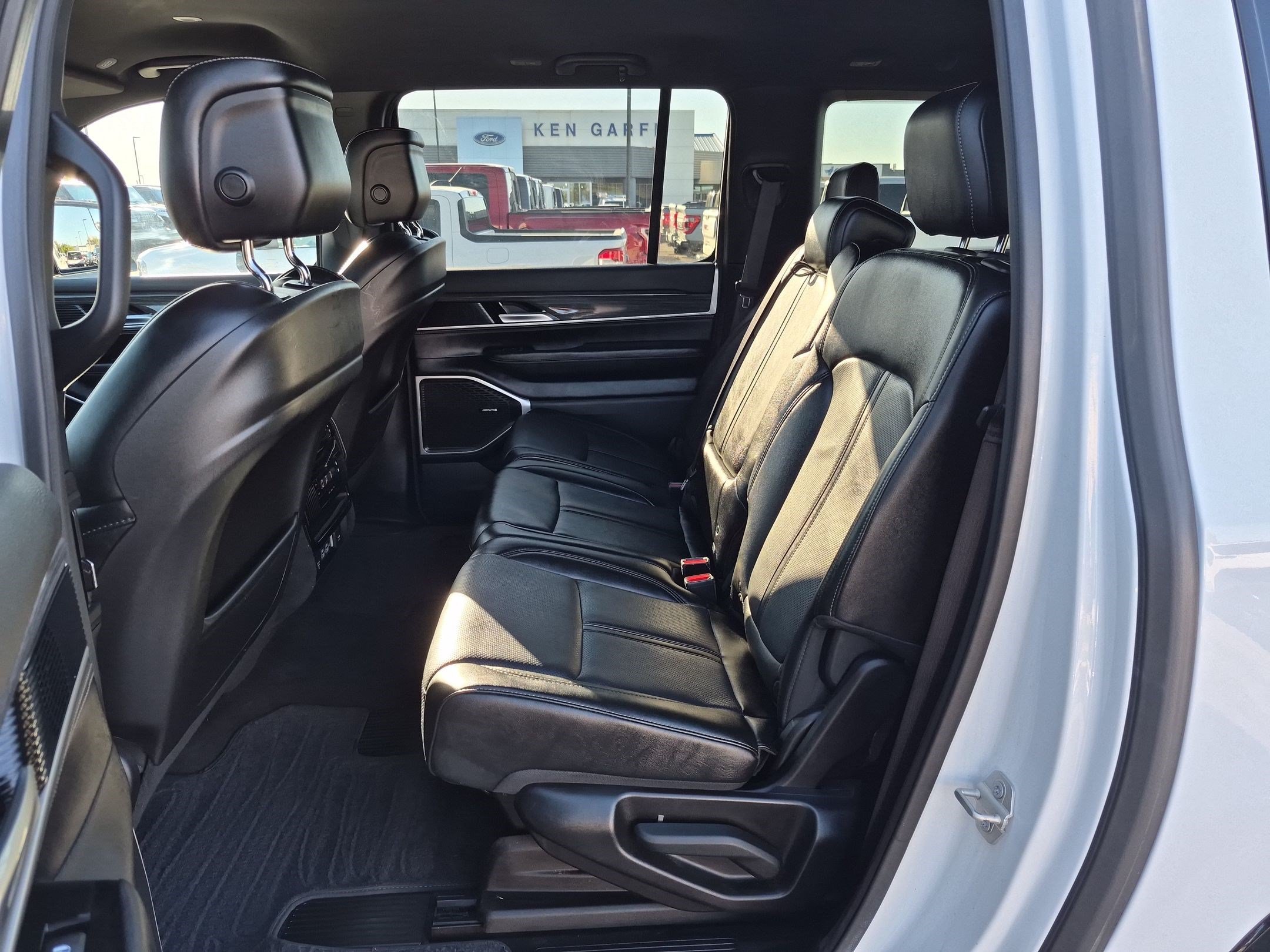 Used 2024 Jeep Wagoneer L Series II w/ Flexible Seating Group AWD/4WD image 29