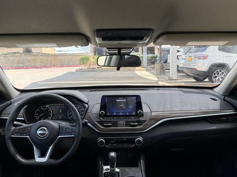 Used 2025 Nissan Altima 2.5 SV FWD image 33