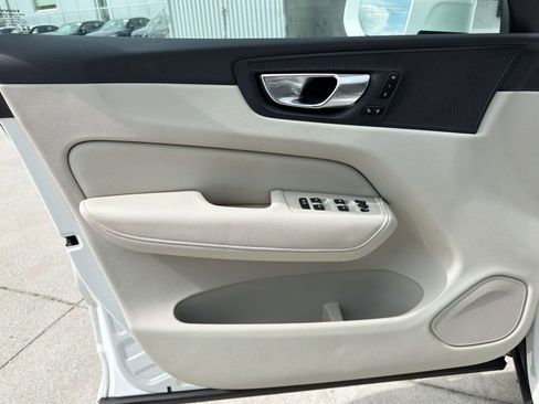 Used 2021 Volvo XC60 T5 Momentum w/ Climate Package image 19