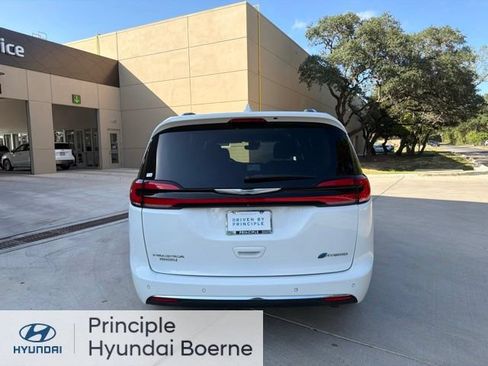 Used 2021 Chrysler Pacifica Touring-L FWD image 3