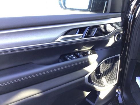 Used 2025 Jeep Wagoneer L Series III w/ Premium Group I image 11