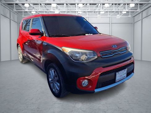 Used 2017 Kia Soul + image 3