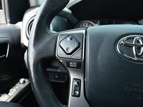 Used 2018 Toyota Tacoma SR5 RWD image 13