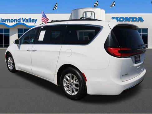 Used 2022 Chrysler Pacifica Touring-L image 4