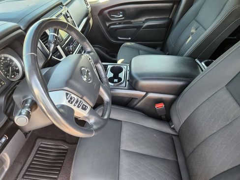 Used 2019 Nissan Titan SV w/ SV Convenience Package image 8