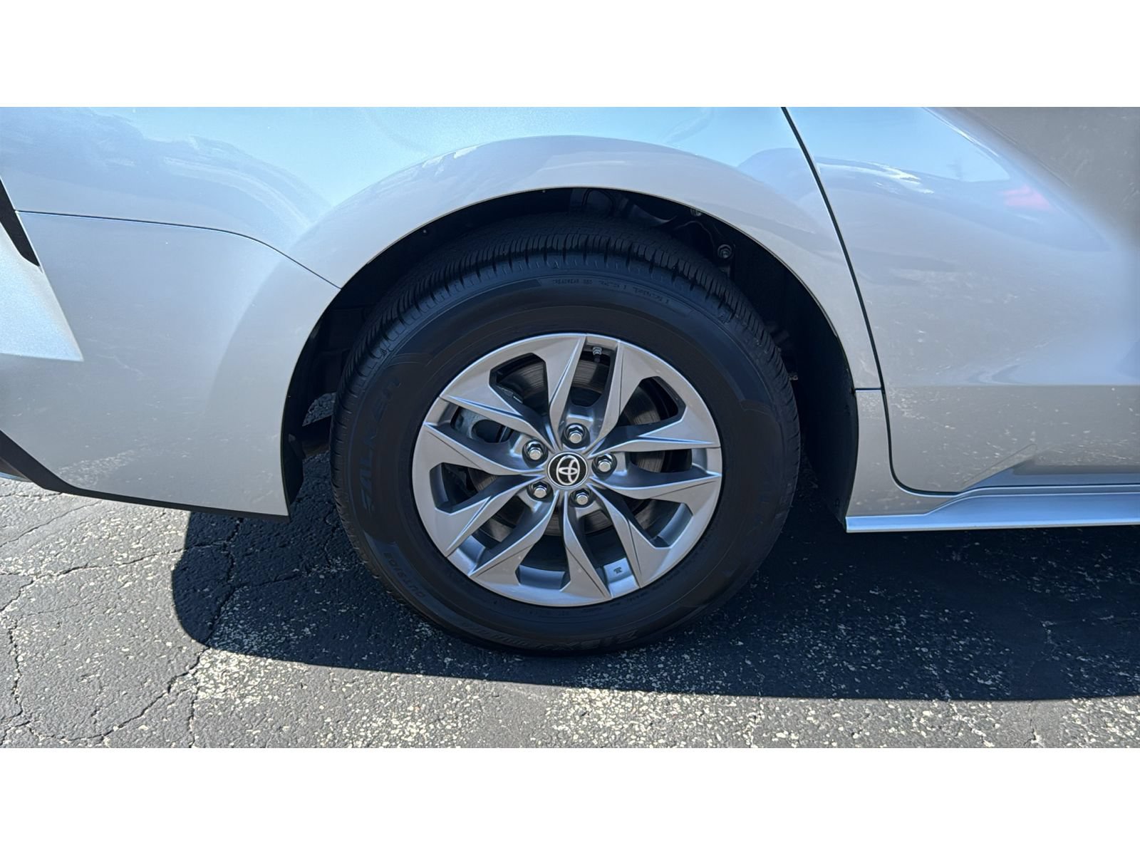 Certified 2025 Toyota Sienna XLE FWD image 14