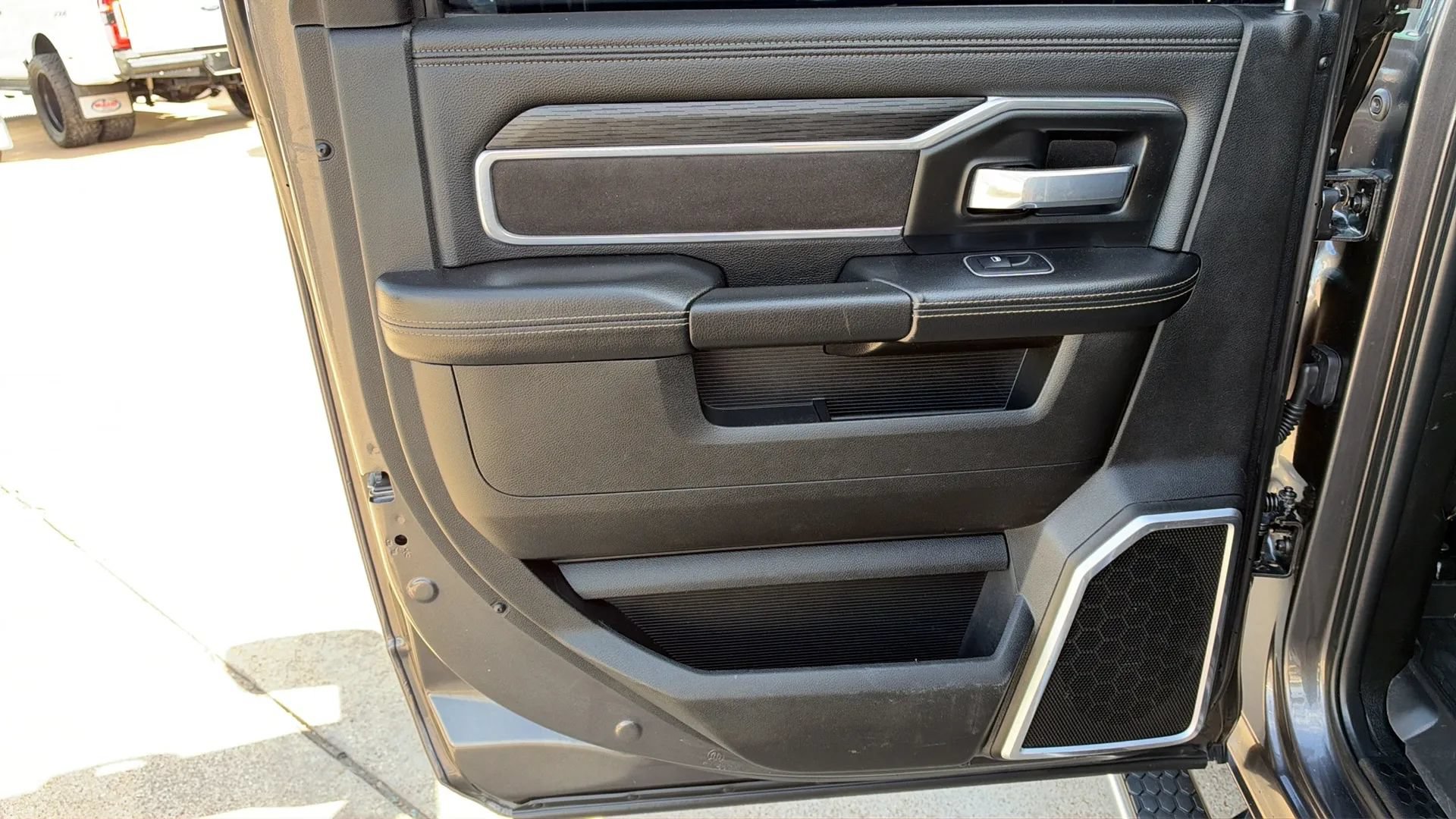 Used 2023 RAM 3500 Laramie AWD/4WD image 11