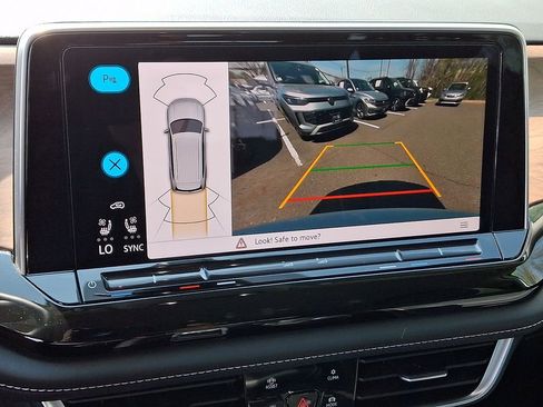 Certified 2025 Volkswagen Atlas SE image 17