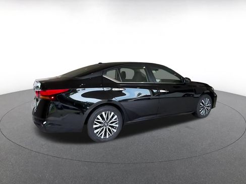 Used 2025 Nissan Altima 2.5 SV FWD image 11