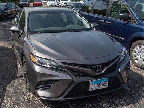 Used 2018 Toyota Camry SE w/ Moonroof Package FWD image 3