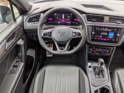 Used 2022 Volkswagen Tiguan SE R-Line image 16