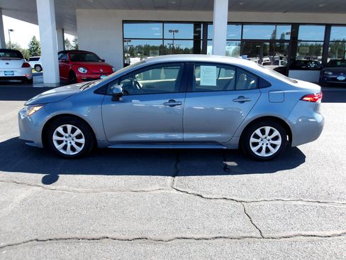 Used 2022 Toyota Corolla LE image 2