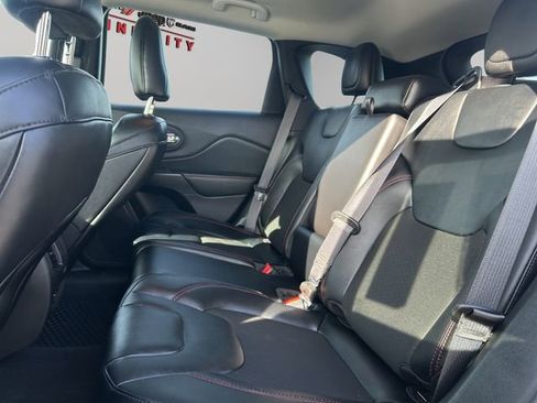 Used 2022 Jeep Cherokee Trailhawk image 15