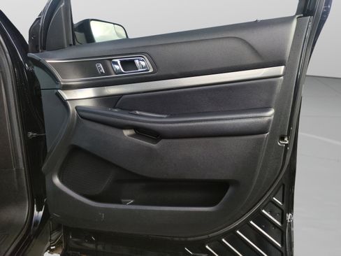 Used 2018 Ford Explorer XLT image 28