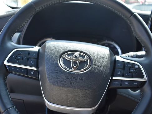 Used 2025 Toyota Highlander LE FWD image 14
