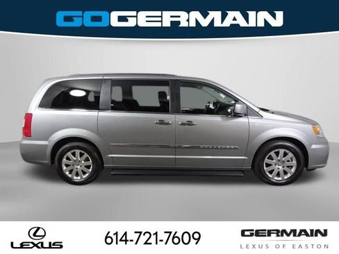 Used 2016 Chrysler Town & Country Touring w/ Driver Convenience Group FWD image 7