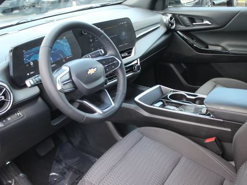 Used 2025 Chevrolet Equinox LT FWD image 3
