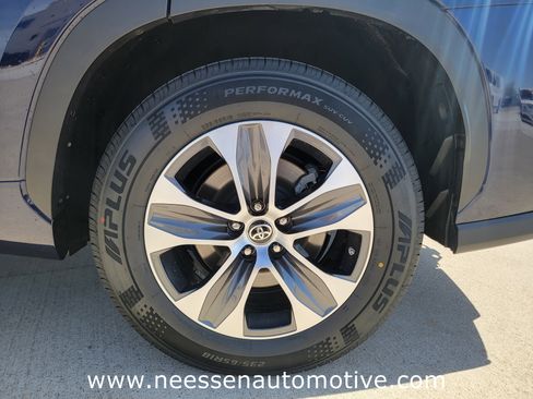 Used 2023 Toyota Highlander XLE image 34