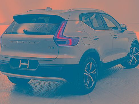 Used 2024 Volvo XC40 B5 Core AWD/4WD image 3