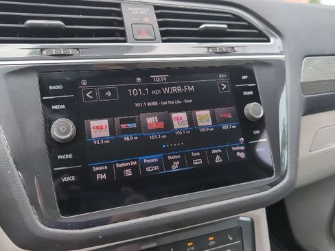 Used 2022 Volkswagen Tiguan SE FWD image 13