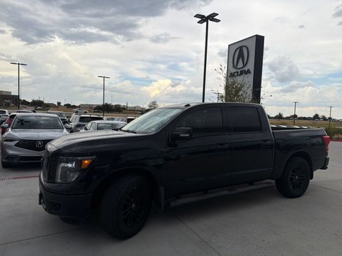 Used 2019 Nissan Titan SV w/ SV Convenience Package RWD image 4