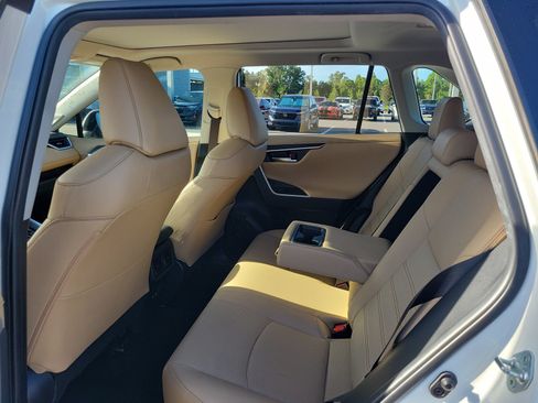 Used 2019 Toyota RAV4 Limited w/ Advanced Technology Package FWD image 28