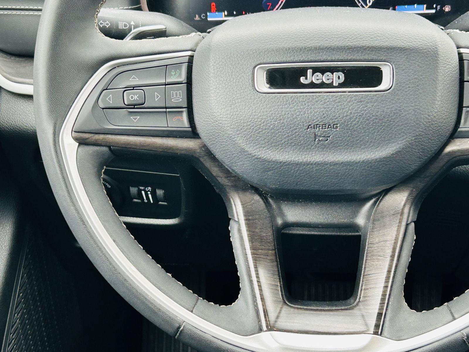 Used 2023 Jeep Grand Cherokee L Limited w/ Luxury Tech Group II AWD/4WD image 20