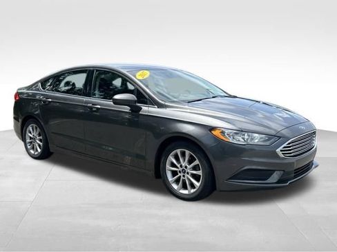 Used 2017 Ford Fusion SE w/ Fusion SE Technology Package FWD image 7