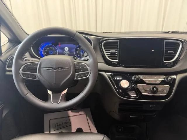 Used 2026 Chrysler Pacifica Select FWD image 2