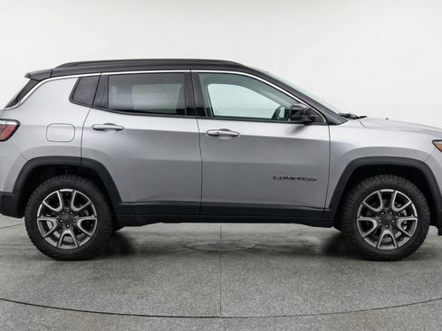 Used 2025 Jeep Compass Trailhawk AWD/4WD image 11