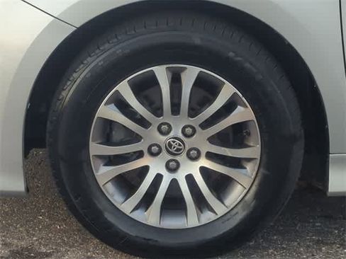 Used 2020 Toyota Sienna XLE image 14