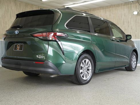 Used 2022 Toyota Sienna XLE w/ XLE Plus Package image 10