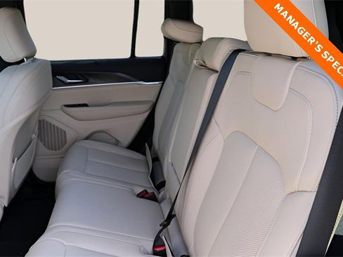 New 2025 Jeep Grand Cherokee Limited w/ Luxury Tech Group II image 16