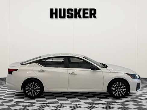 Used 2025 Nissan Altima 2.5 SV FWD image 2