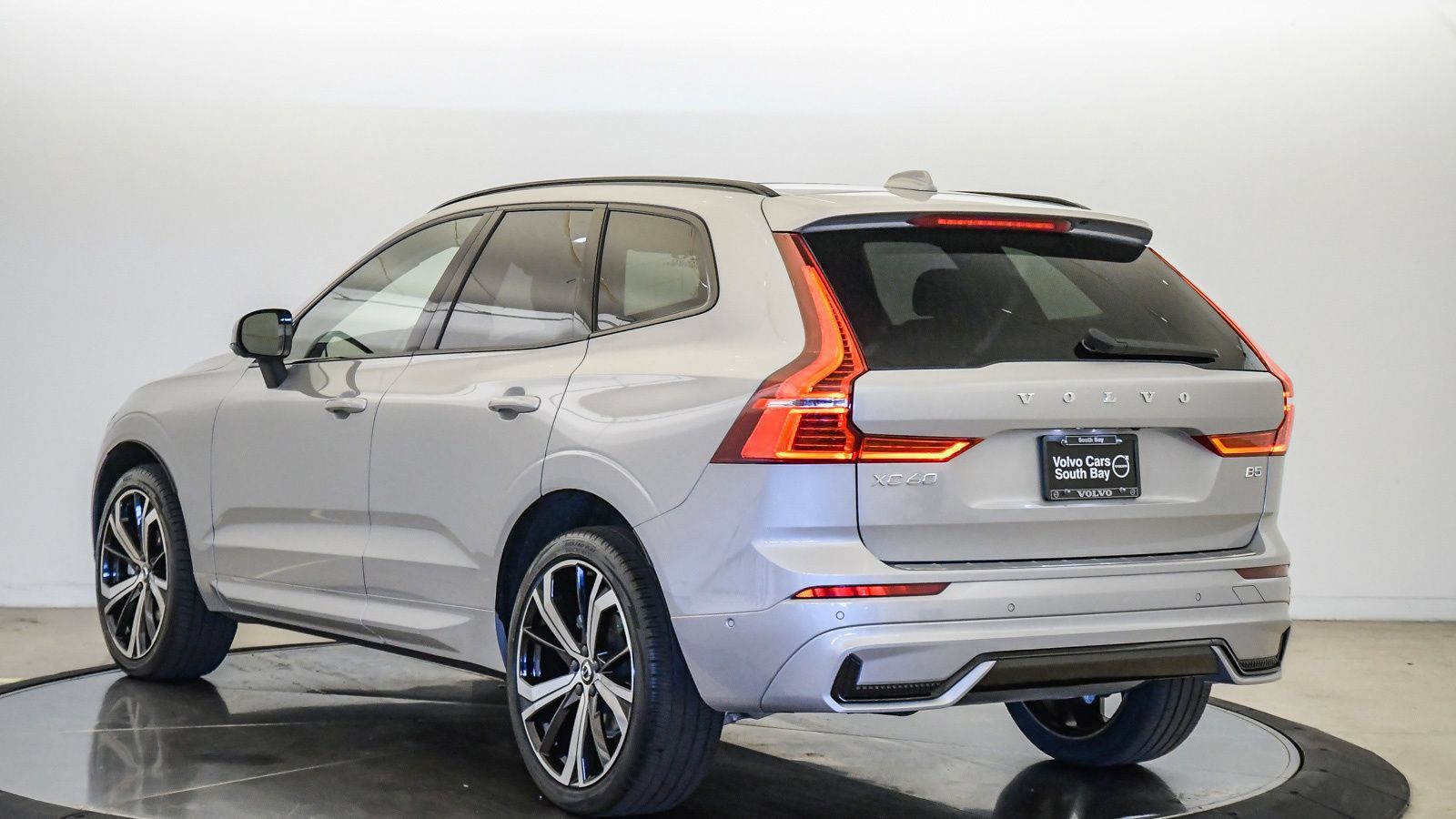 Certified 2023 Volvo XC60 B5 Ultimate w/ Climate Package FWD image 2