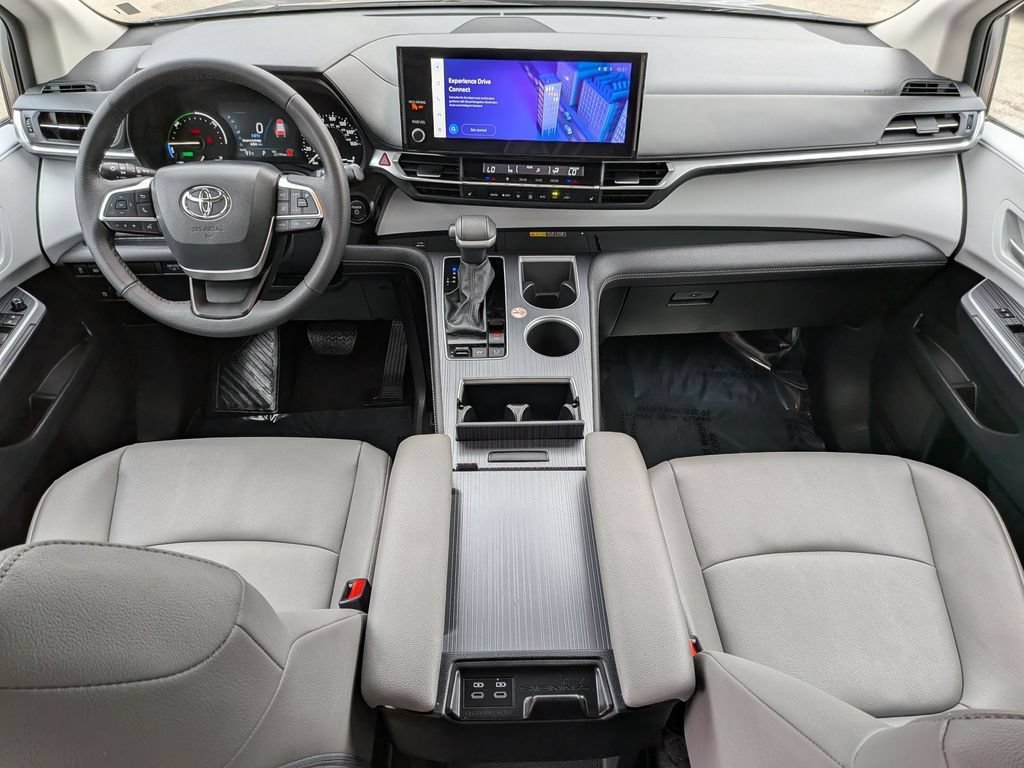 Used 2026 Toyota Sienna XLE FWD image 4