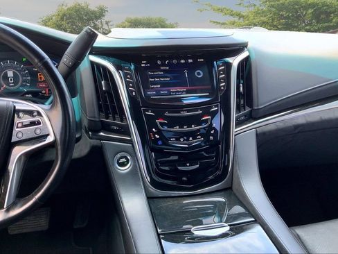 Used 2018 Cadillac Escalade Platinum AWD/4WD image 9