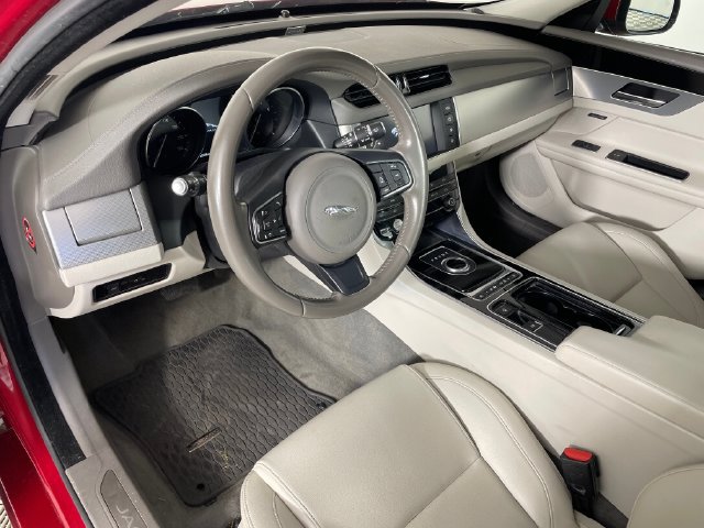 Used 2016 Jaguar XF Premium RWD image 7