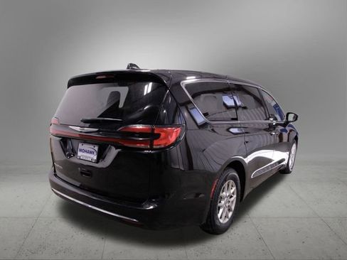 Used 2024 Chrysler Pacifica Touring-L image 7
