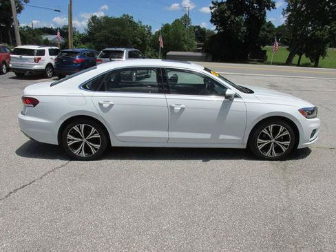 Used 2021 Volkswagen Passat 2.0T SE FWD image 3