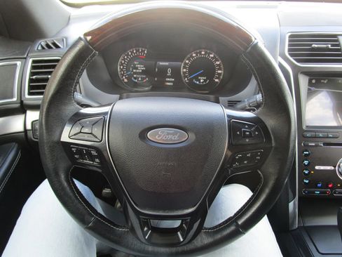 Used 2018 Ford Explorer Platinum AWD/4WD image 10