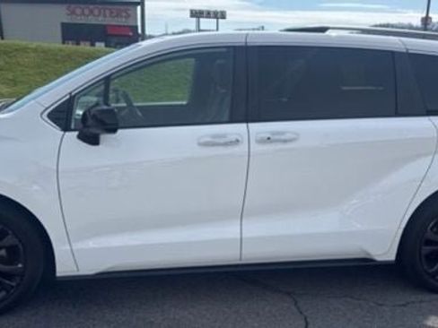 Used 2022 Toyota Sienna XSE image 2